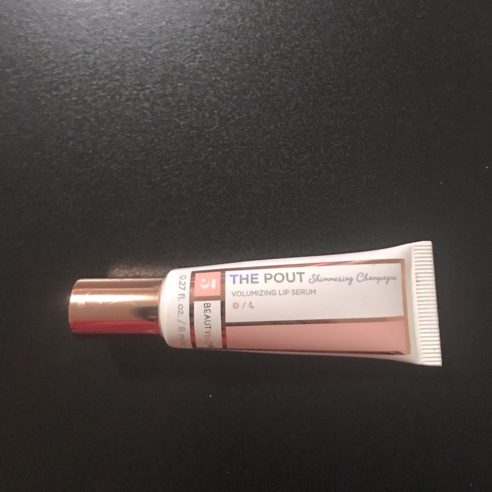 Volumizing lip serum